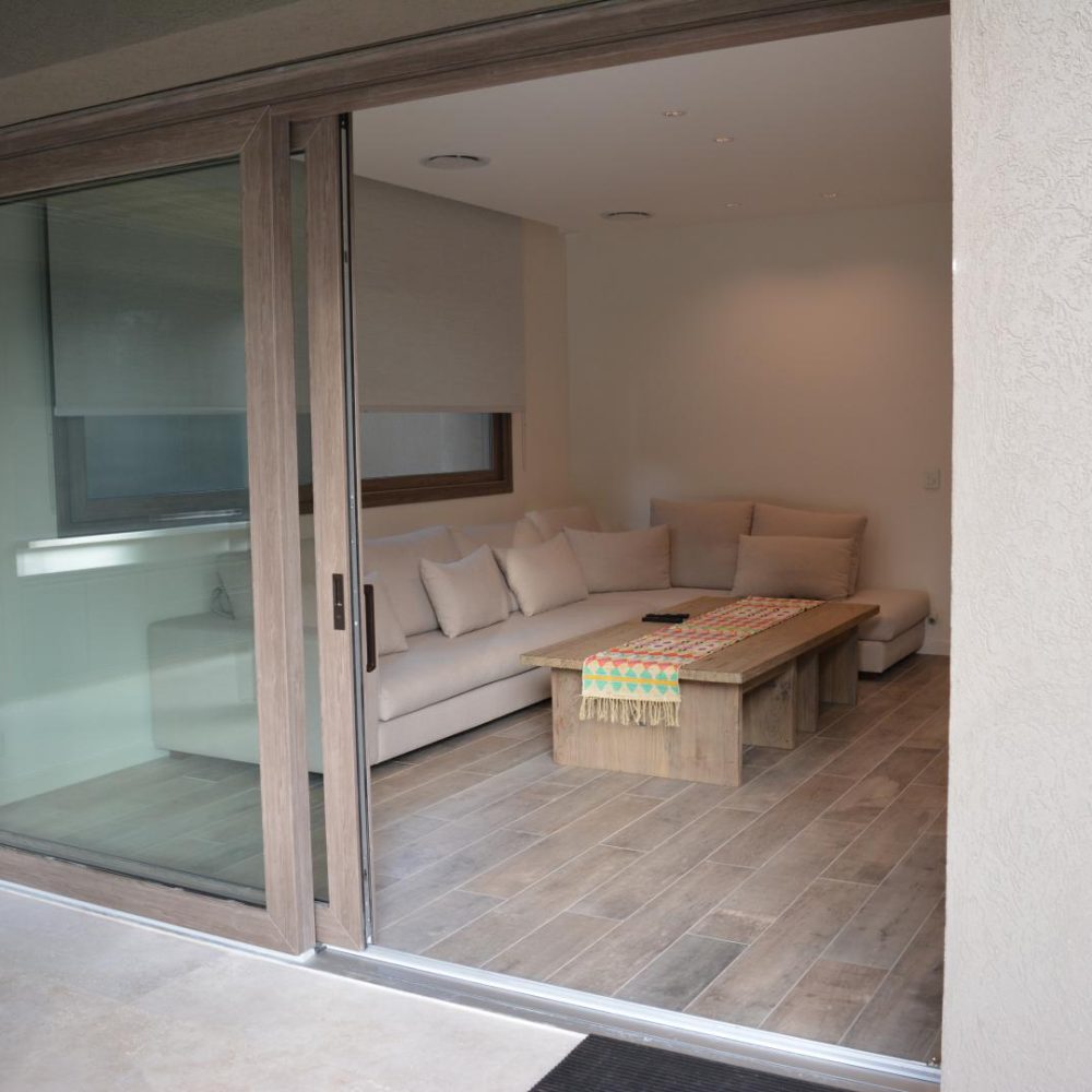 Obras Particulares 47 Abertura de PVC textura Grey Oak para vivienda y hogares