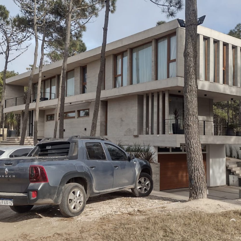 Obras Particulares 87 Abertura de PVC textura Golden Oak para vivienda